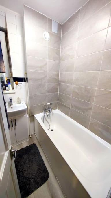 Central London Spacious Flat With 2 To 3 Bedrooms 외부 사진